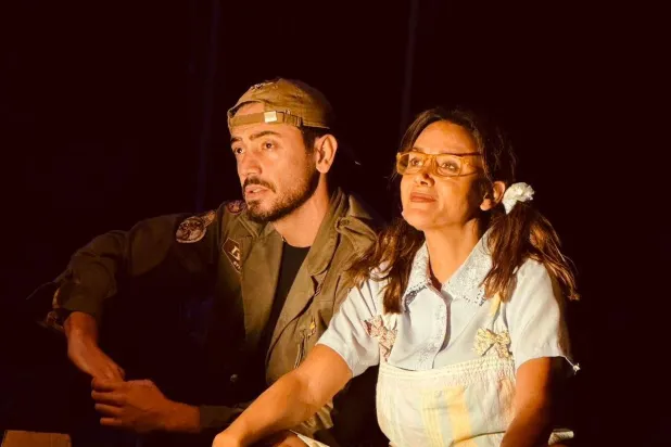 «طربوش جدّي معلّق» تأخذ مُشاهدها في رحلة عبر تاريخ لبنان الحديث (مسرح المونو)