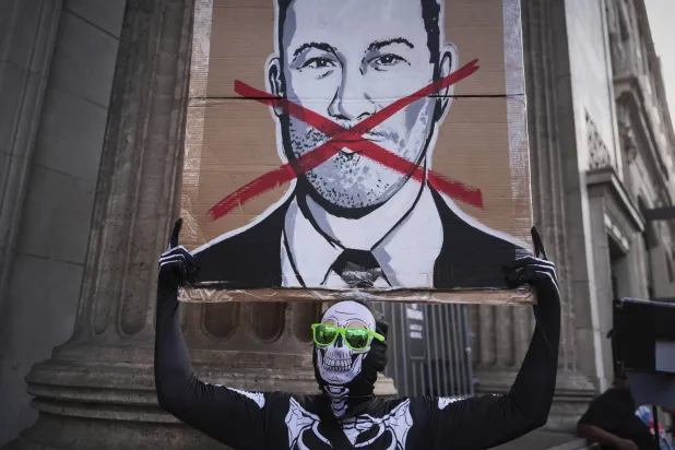 متظاهر يحمل صورة للمذيع الكوميدي جيمي كيمل 18 سبتمبر 2025 في لوس أنجليس (أ.ب)