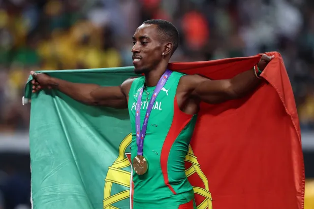 بيشاردو يحتفل بذهبية الوثب الثلاثي (رويترز)