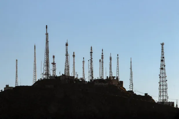 صورة لأبراج اتصالات محمولة مُثبّتة على تلة في كابل بأفغانستان 16 سبتمبر 2025 (أ.ب.أ)