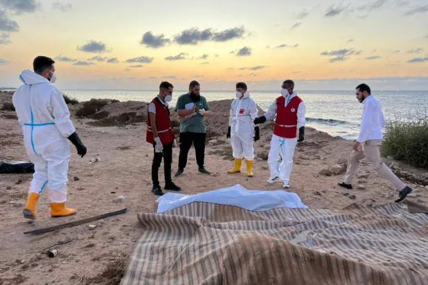 متطوعو جمعية الهلال الأحمر الليبي ينتشلون جثة ألقت بها أمواج «المتوسط» (المكتب الإعلامي للجمعية)