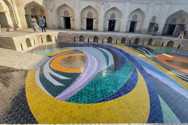 داخل الخان «كارافان سراي» الفن يعيد إحياء الأماكن المهجورة (الشرق الأوسط)