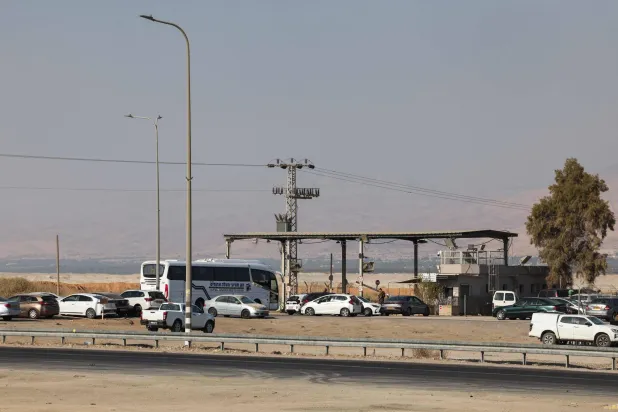سيارات متوقفة عند نقطة تفتيش على مدخل جسر الملك حسين (اللنبي) بعد إقفاله من قبل إسرائيل الخميس (أ.ف.ب)
