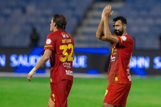 آل سالم بعد تسجيله هدف الفوز أمام الخليج (تصوير: عيسى الدبيسي)