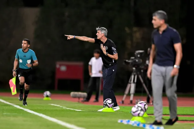 مدرب الشباب يوجه لاعبيه خلال المباراة (تصوير: عبد الرحمن السالم)