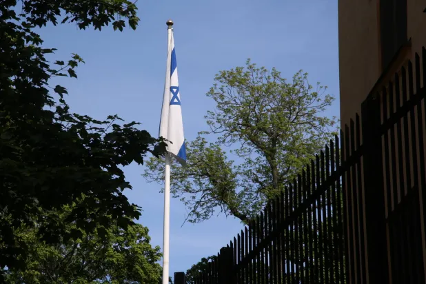 العلم الإسرائيلي خارج السفارة في استوكهولم (أرشيفية - رويترز)