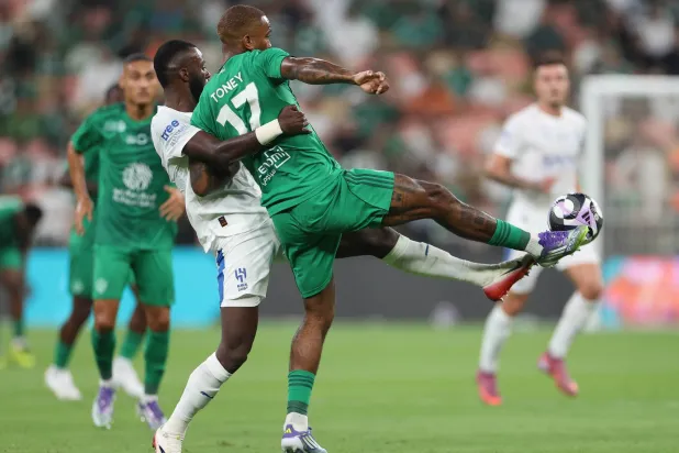 منافسه على الكرة بين توني وتمبكتي (تصوير: علي خمج)