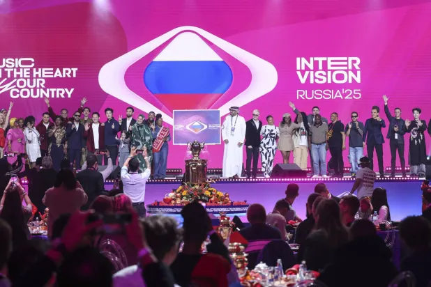 مشاركون يحضرون قرعة المسابقة الموسيقية «إنترفيجن» في المركز الوطني الروسي بموسكو (إ.ب.أ)