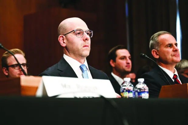 ستيفن ميران يدلي بشهادته خلال جلسة استماع في لجنة المصارف بمجلس الشيوخ لتأكيد تعيينه بمجلس «الاحتياطي الفيدرالي» (أ.ف.ب)