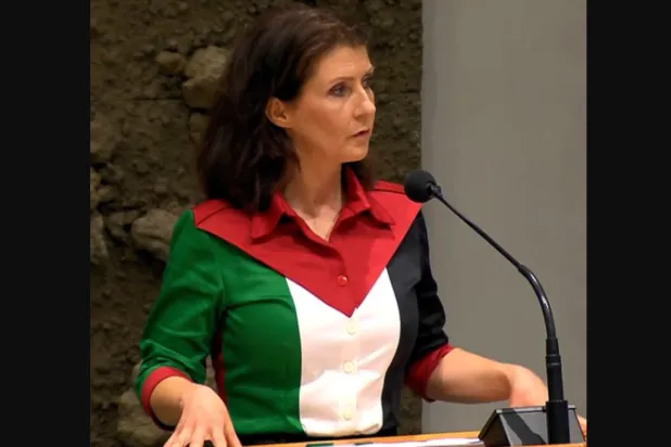 النائبة الهولندية إستر أويهاند تظهر وهي ترتدي قميصاً بنفس ألوان العلم الفلسطيني داخل برلمان بلادها (إكس)