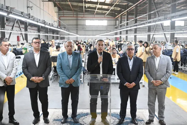 مدبولي يتحدّث خلال افتتاحه مصنعاً للملابس الجاهزة بمنطقة القنطرة غرب وبجانبه مجموعة من الوزراء (رئاسة الوزراء)