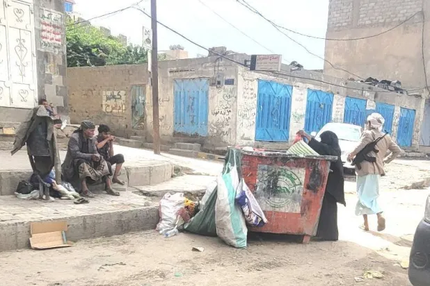 أسر يمنية في صنعاء تلجأ لتأمين وجبات طعام من المخلفات (الشرق الأوسط)