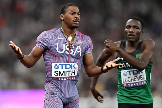 العدّاء الأميركي ديماريوس سميث بعد الخسارة (أ.ف.ب)