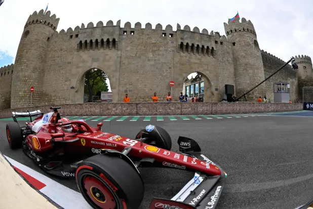 سيارة سائق فيراري الموناكي شارل لوكلير من حلبة باكو (أ.ف.ب)