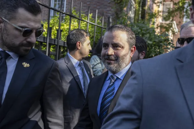 وزير الخارجية السوري أسعد الشيباني يشارك في احتفال رفع العلم السوري الجديد على مبنى السفارة السورية في واشنطن يوم الجمعة (د.ب.أ)