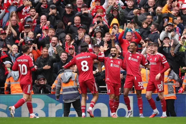 لاعبو ليفربول يحتفلون بالهدف الثاني (إ.ب.أ)