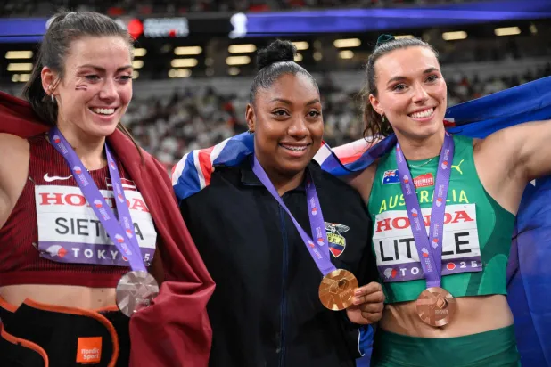 أنغولو تحتفل بذهبيتها (أ.ف.ب)