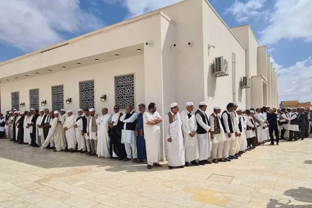 شهدت مدينة بني وليد السبت استقبال وفود أمازيغية تشارك في ملتقى حواري يجمع بين شيوخ وممثلي قبائل أمازيغية وممثلين لقبائل «ورفلة» (صفحة وادي دينار المحلية الليبية)