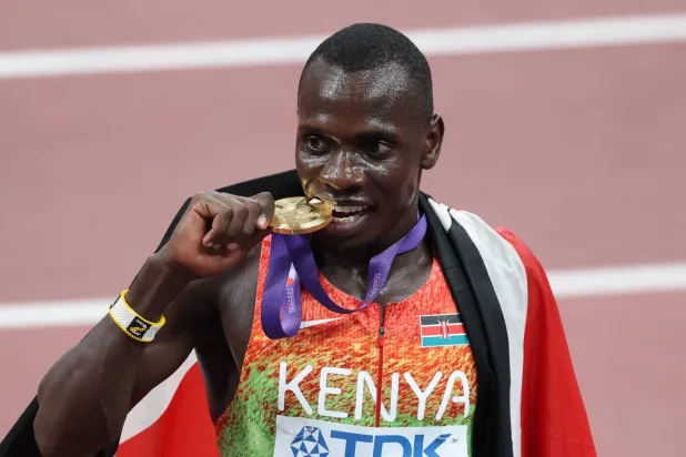 وانيوني يحتفل بالذهبية (د.ب.أ)