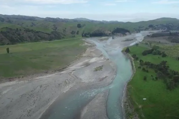 لقطة من فيديو التقطته طائرة من دون طيار تُظهر ثوران نهر كلارنس بعد 5 سنوات من زلزال كايكورا عام 2016 (ريجين مورغنسترن)