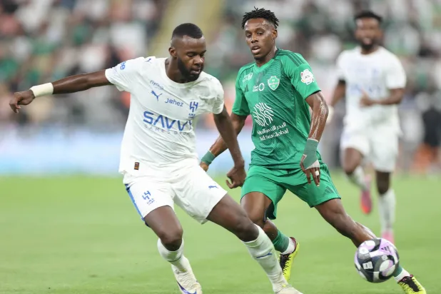 صراع على الكرة بين تمبكتي وهوساوي في الكلاسيكو (تصوير: علي خمج)