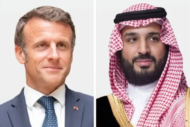 Prince Mohammed bin Salman bin Abdulaziz Al Saud, Saudi Crown Prince and Prime Minister, and French President Emmanuel Macron. (Asharq Al-Awsat)