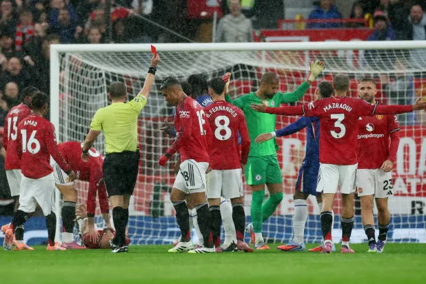  سانشيز لحظة تعرضه للطرد (رويترز)