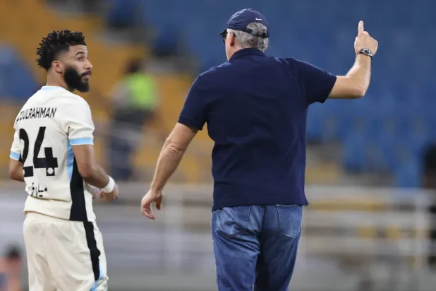 بلان يوجه العبود خلال المباراة (تصوير: سعد العنزي)