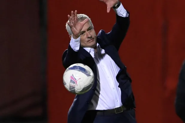 مورينيو يرد الكرة خلال مجريات المباراة (أ.ف.ب)