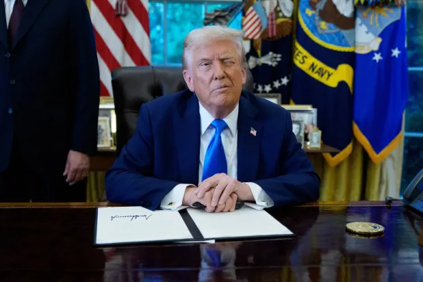 الرئيس الأميركي دونالد ترمب يغمز بعينه عقب توقيعه أمراً تنفيذياً يقر رسماً سنوياً جديداً بقيمة 100 ألف دولار على تأشيرات «إتش-1 بي» في الولايات المتحدة (إ.ب.أ) 