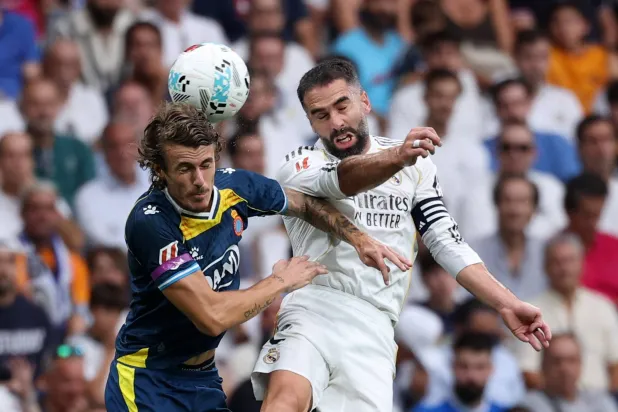 كارفاخال يرتقي للكرة وسط مضايقة روميرو لاعب إسبانيول (رويترز)