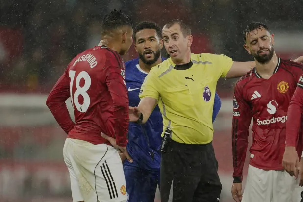 كاسيميرو لحظة تعرضه للطرد (أ.ب)