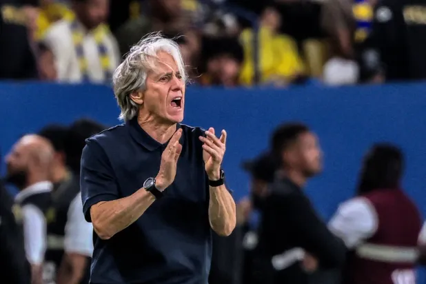 خيسوس يوجه لاعبي النصر خلال المباراة (أ.ف.ب)