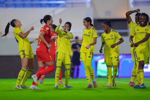 لاعبات النصر يحتفلن بأحد الأهداف في القادسية (الشرق الأوسط)