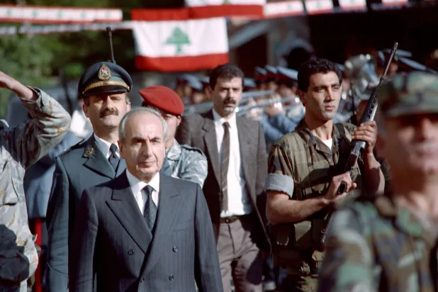 رينيه معوض يغادر قصر الرئاسة للمرة الأخيرة قبل لحظات من اغتياله (أ.ف.ب)