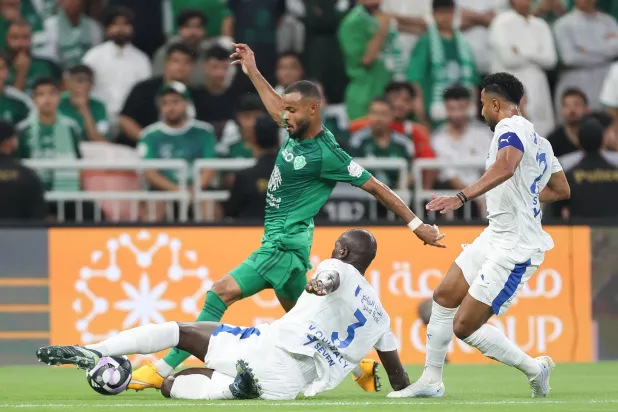كوليبالي لاعب الهلال يعترض طريق مجرشي لاعب الأهلي (تصوير: علي خمج)