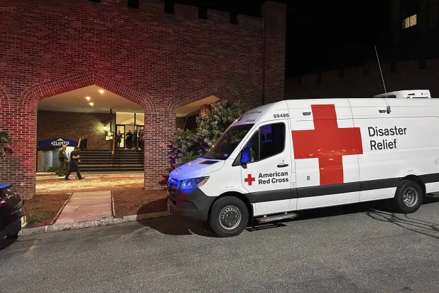 شاحنة إغاثة من الكوارث تابعة للصليب الأحمر الأميركي متوقفة خارج فندق يُستخدم مركز لمّ شمل بعد إطلاق نار بنادٍ ريفي في ناشوا (أ.ب)