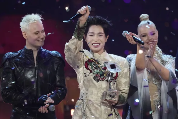 يحتفل دوك فوك الفيتنامي بفوزه بمسابقة «إنترفيجن» الموسيقية في موسكو (إ.ب.أ)