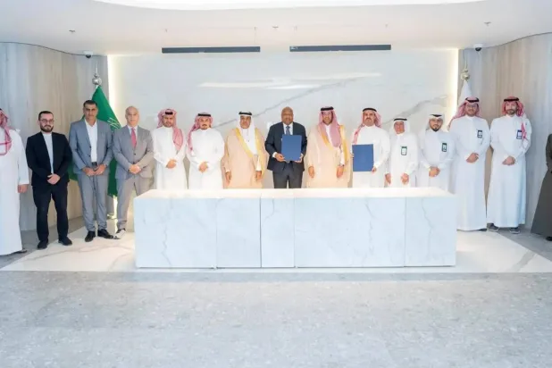 صورة للمسؤولين عقب توقيع الاتفاقية (واس)