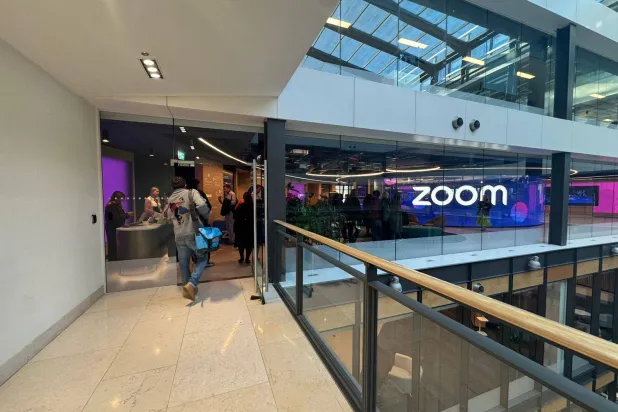 جانب من المدخل الرئيسي للمؤتمر السنوي «زووم توبيا 2025» (الشرق الأوسط)