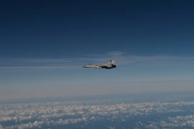 صورة نشرتها القوات الجوية السويدية تظهر مقاتلة روسية من طراز «ميغ-31» تُحلّق فوق بحر البلطيق بعد انتهاكها المجال الجوي الإستوني (رويترز)