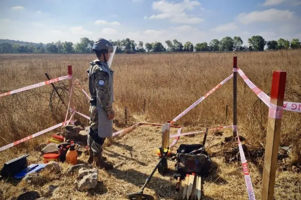 عنصر في قوات «يونيفل» يقوم بإزالة الألغام (يونيفيل)