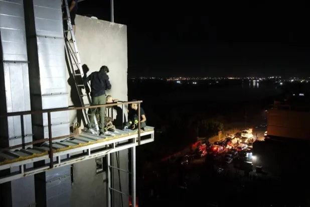 الدفاع المدني العراقي يحاول إخماد حريق الكوت وإنقاذ المواطنين المحاصرين (أرشيفية - وكالة الأنباء العراقية)