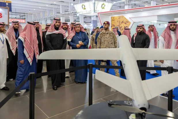 وزير الدفاع ونائب رئيس مجلس إدارة الهيئة العامة للصناعات العسكرية الأمير خالد بن سلمان يزور أحد الأجنحة في «معرض الدفاع العالمي» (واس)