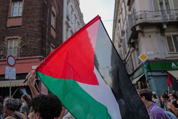 علم فلسطين خلال مظاهرة مؤيدة للفلسطينيين في تورينو بإيطاليا (د.ب.أ)