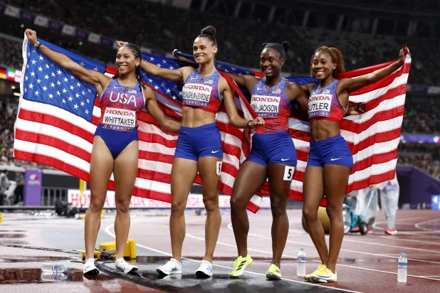 الفريق الأميركي سجل رقماً قياسياً للبطولات العالمية قدره 3:16.61 دقيقة (إ.ب.أ)