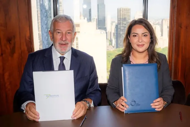 جانب من توقيع مذكرة التفاهم بين «مؤسسة مبادرة مستقبل الاستثمار» و«منظمة التعاون الرقمي» (واس)