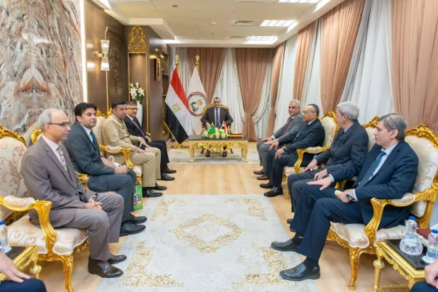 وزير الدولة للإنتاج الحربي المصري خلال لقاء السفير الباكستاني بالقاهرة (مجلس الوزراء المصري)