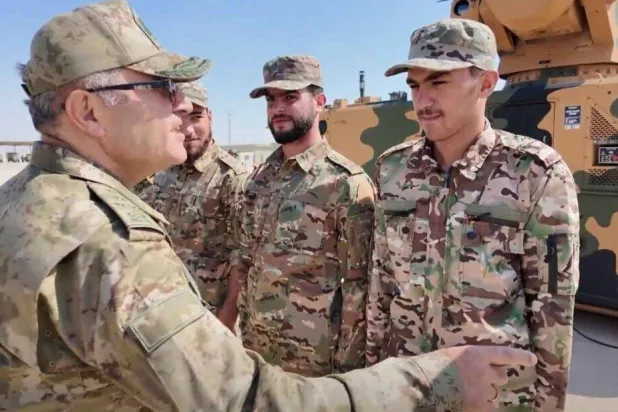 قائد القوات البرية التركية الجنرال متين توكال خلال تفقده تدريب جنود سوريين في تركيا (الدفاع التركية)