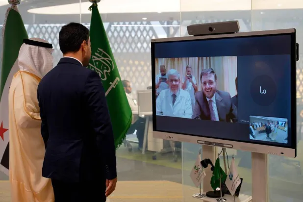 دشّن الجسر بأول حالة جمعت بين فريقين طبيين من الرياض ودمشق (تصوير: تركي العقيلي)